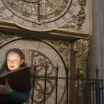 Personne lisant un texte dans une église lors d’une visite du Vieux Lyon