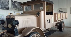 Camion Renault ancien à plateau Renault Trucks