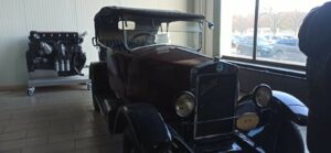 Ancien voiture Renault exposée chez Renault Trucks